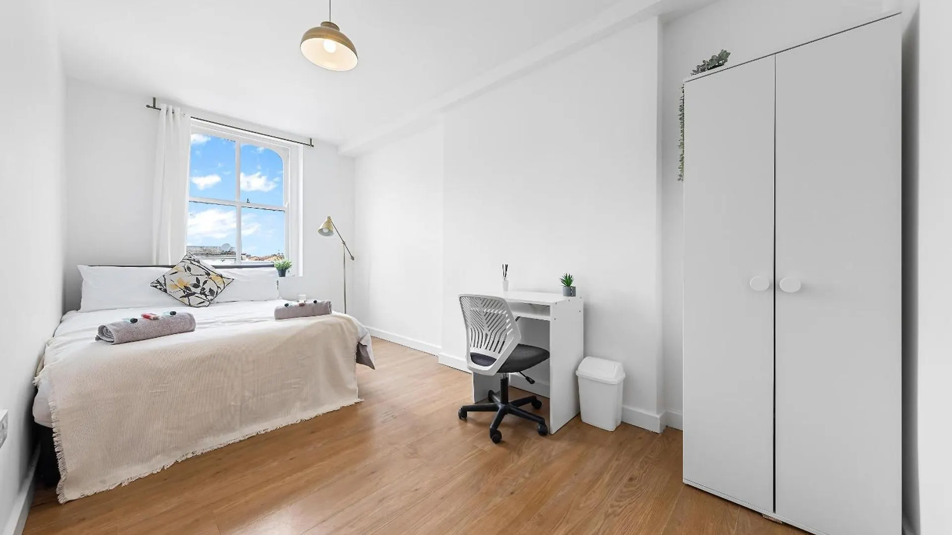 Apartment Spacious 7 Bed- High Street Location London
