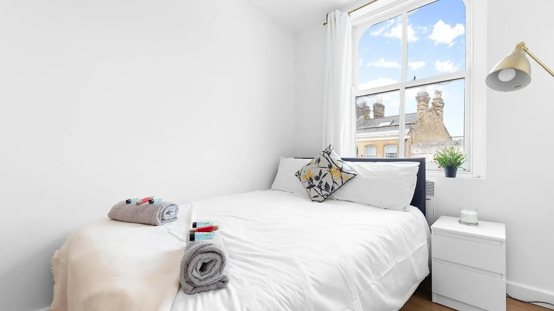 Spacious 7 Bed- High Street Location London