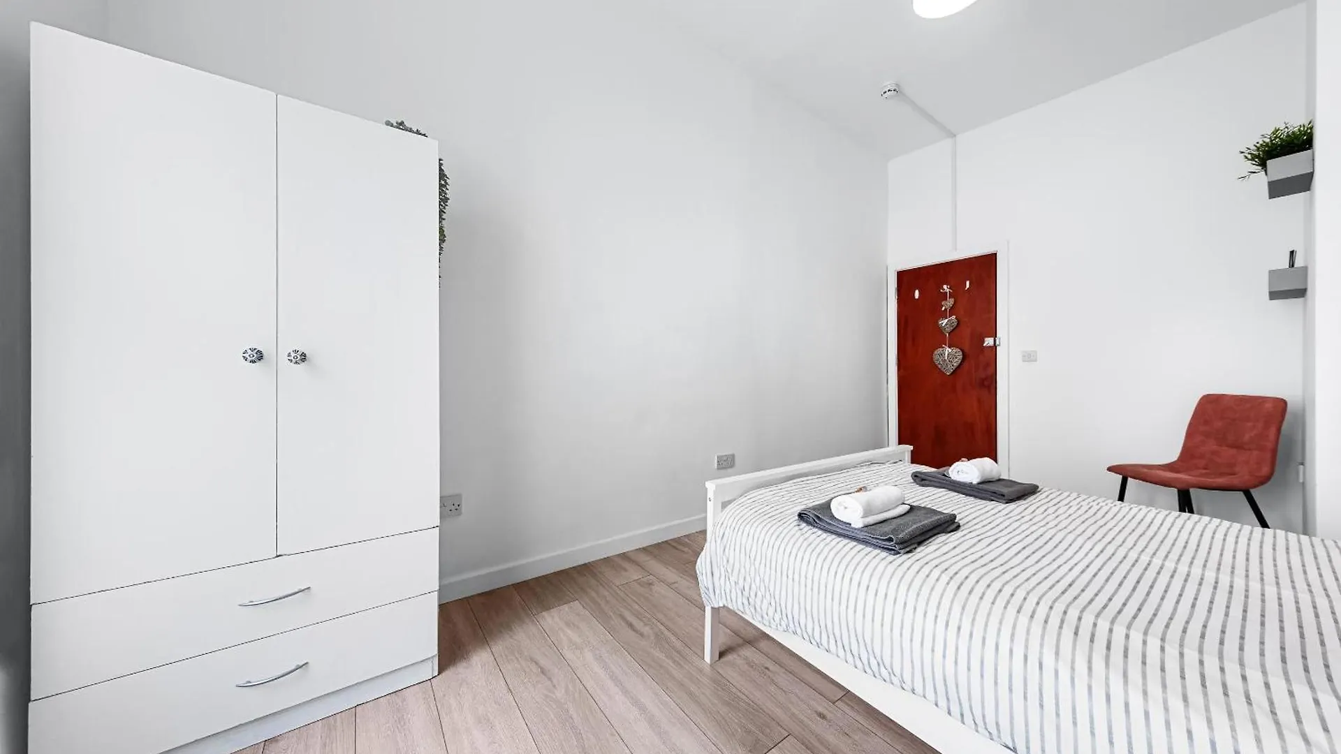 Spacious 7 Bed- High Street Location London 0*,  United Kingdom