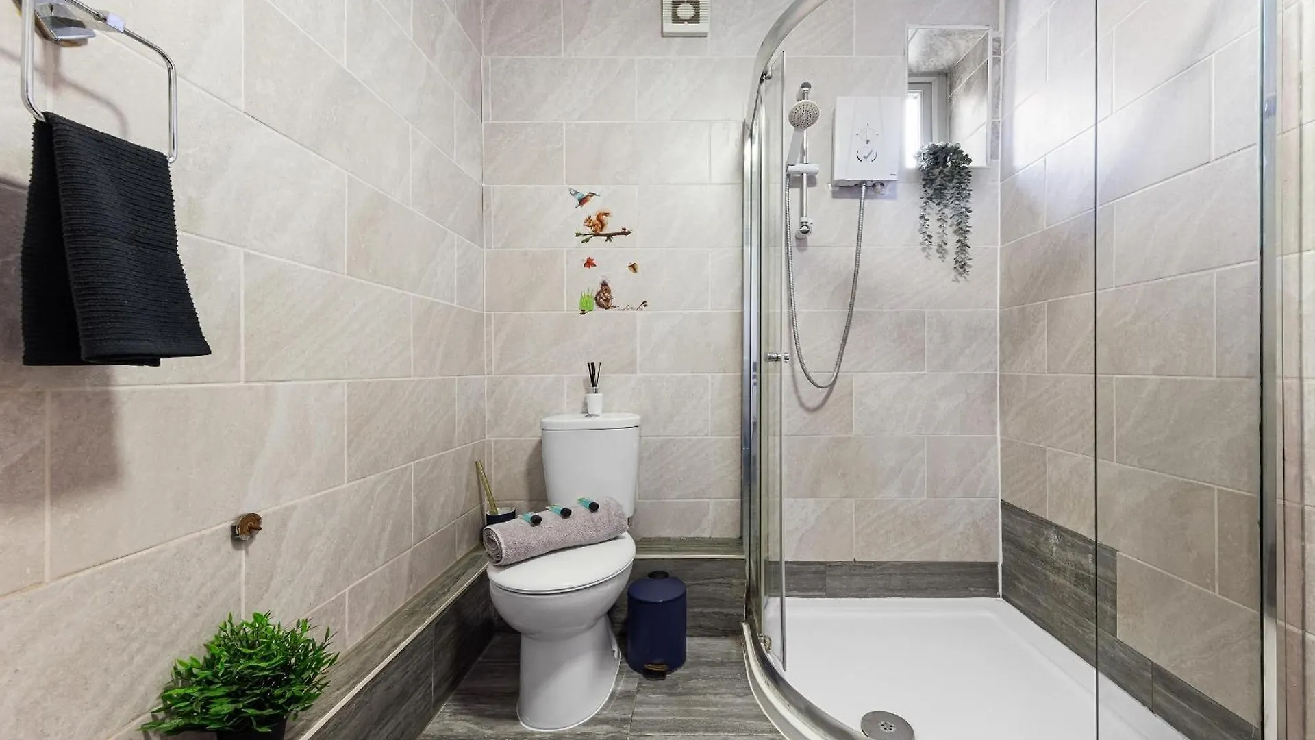 Spacious 7 Bed- High Street Location London 0*,  United Kingdom