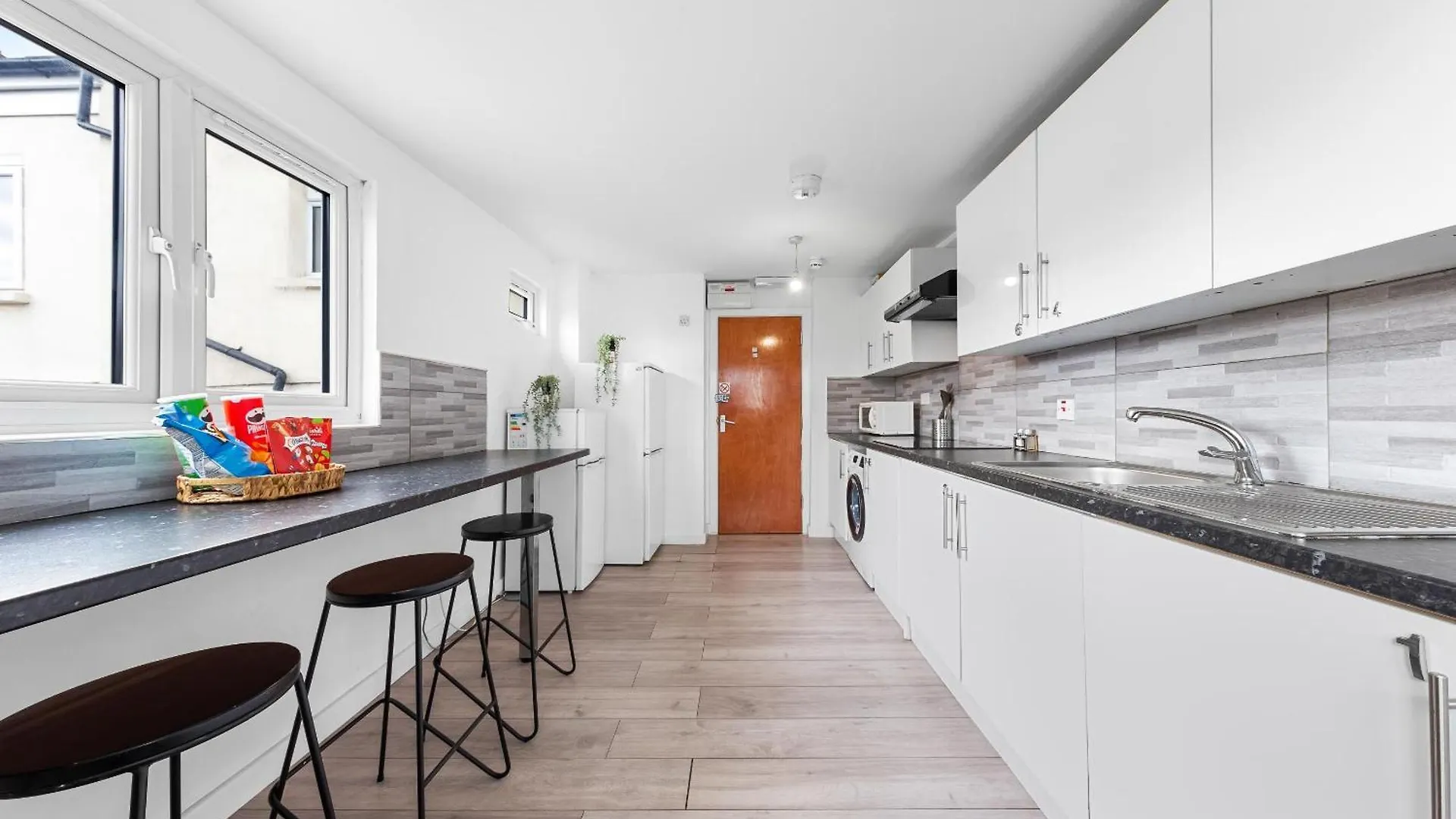 Spacious 7 Bed- High Street Location London Apartment