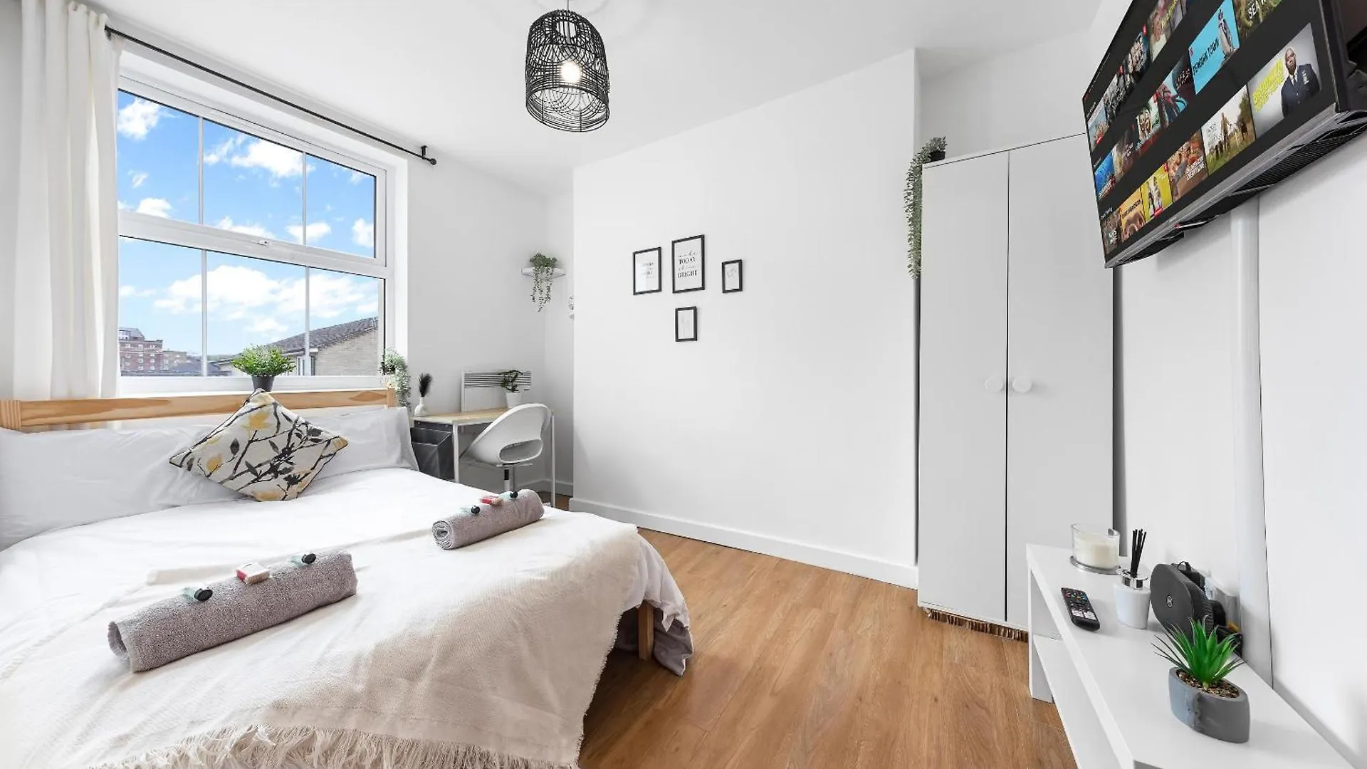 Spacious 7 Bed- High Street Location London Apartment