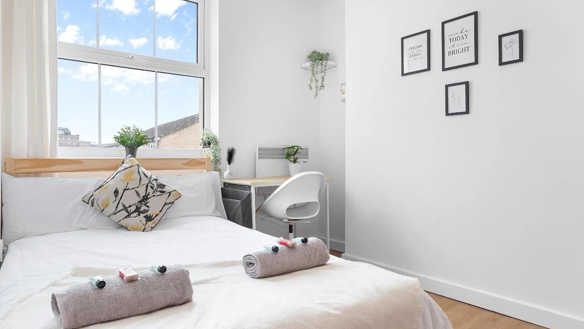 Apartment Spacious 7 Bed- High Street Location London