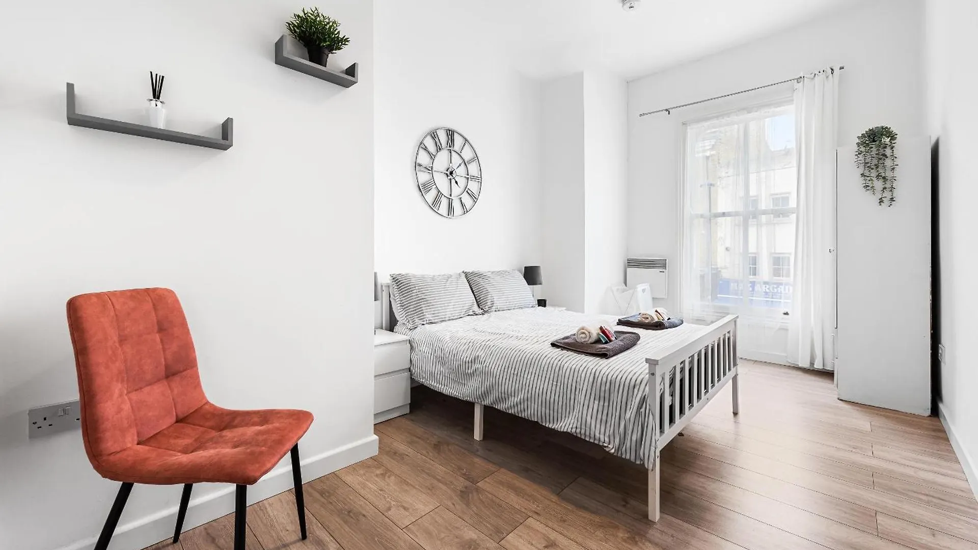 Spacious 7 Bed- High Street Location contacts